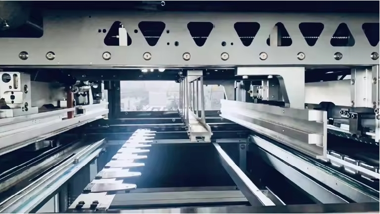 LK 106 EMF Fustellatrice automatica con rimozione dello scarto (stripping)