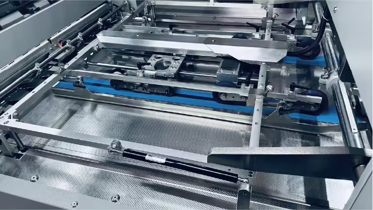LK 106 EMF Fustellatrice automatica con rimozione dello scarto (stripping)